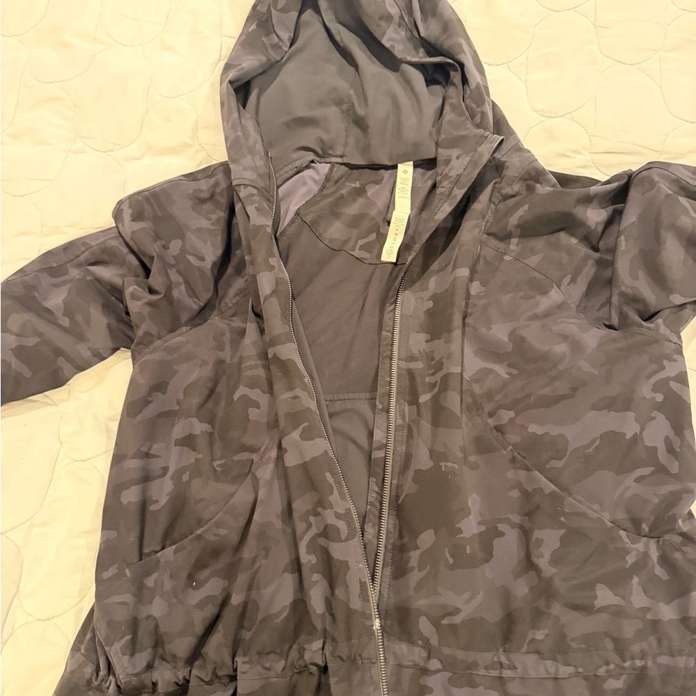 lululemon athletica Charcoal Camouflage Raincoat size 12